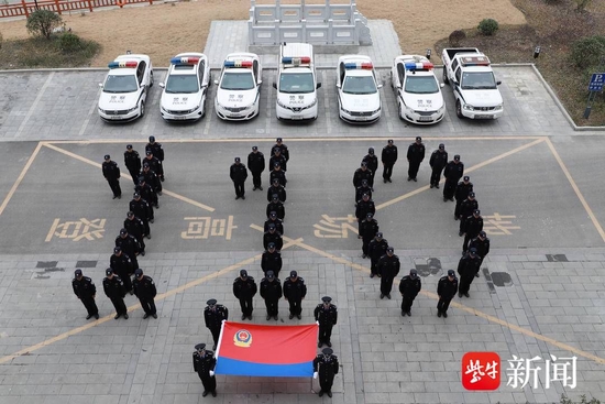  图为江苏警方在“110”日列队庆祝