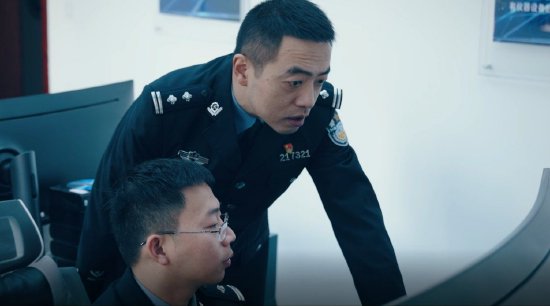 专案组民警正对案件进行研判