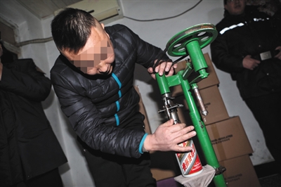 1月13日晚，嫌疑人在现场演示如何给假茅台酒瓶压盖。